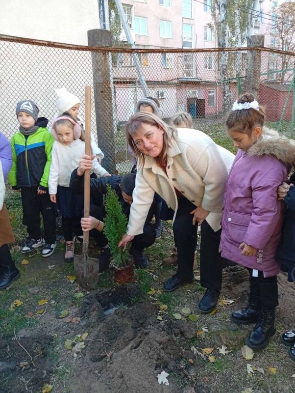 Живая память о детстве. Ученики 2–4 классов МОУ «Бендерская гимназия № 2» присоединились к акции первоклассников «Посади дерево» Живая память о детстве. Ученики 2–4 классов МОУ «Бендерская гимназия № 2» присоединились к акции первоклассников «Посади дерево»