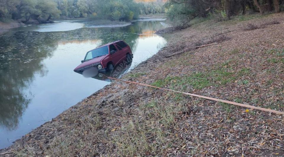 Машина оказалась в Днестре Машина оказалась в Днестре