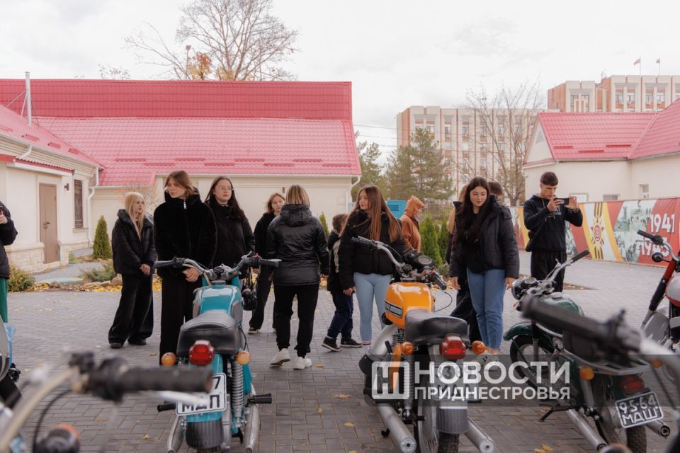 В первый день каникул рыбницкие одиннадцатиклассники побывали в тираспольском Историко-краеведческом музее, музее ретроавтомобилей и военной техники, а также Партизанской деревне В первый день каникул рыбницкие одиннадцатиклассники побывали в тираспольском Историко-краеведческом музее, музее ретроавтомобилей и военной техники, а также Партизанской деревне