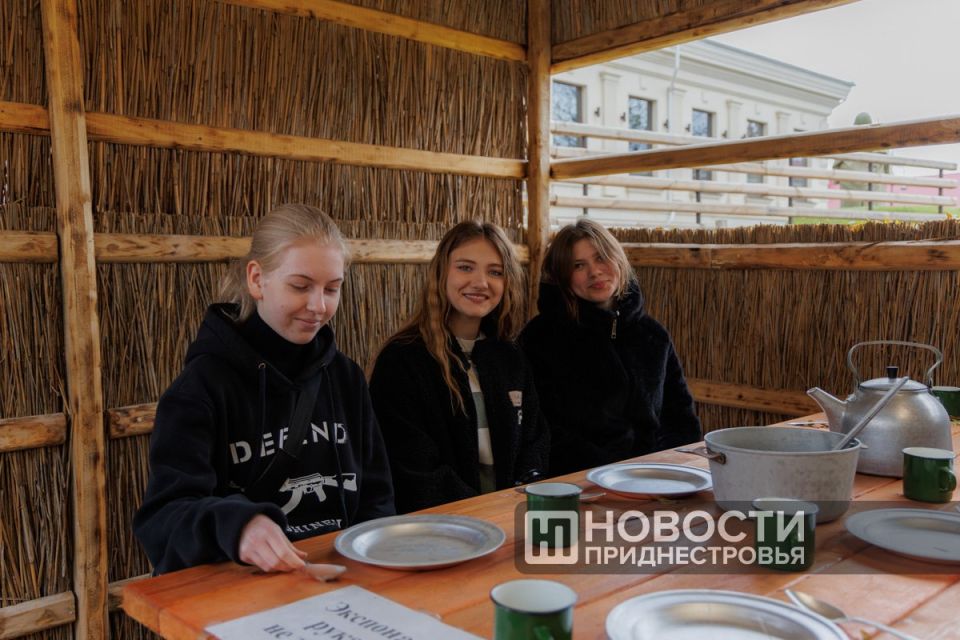 В первый день каникул рыбницкие одиннадцатиклассники побывали в тираспольском Историко-краеведческом музее, музее ретроавтомобилей и военной техники, а также Партизанской деревне В первый день каникул рыбницкие одиннадцатиклассники побывали в тираспольском Историко-краеведческом музее, музее ретроавтомобилей и военной техники, а также Партизанской деревне