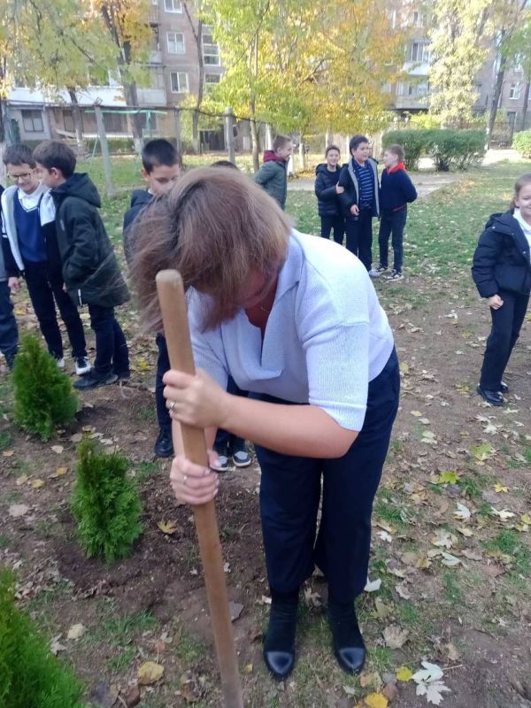 Живая память о детстве. Ученики 2–4 классов МОУ «Бендерская гимназия № 2» присоединились к акции первоклассников «Посади дерево» Живая память о детстве. Ученики 2–4 классов МОУ «Бендерская гимназия № 2» присоединились к акции первоклассников «Посади дерево»
