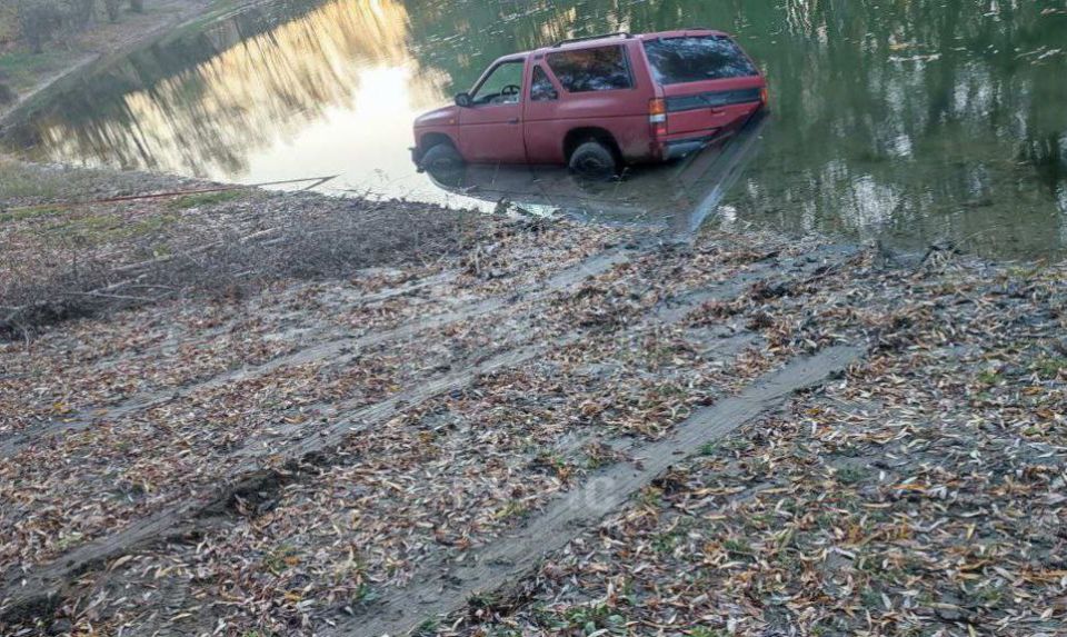 Машина оказалась в Днестре Машина оказалась в Днестре