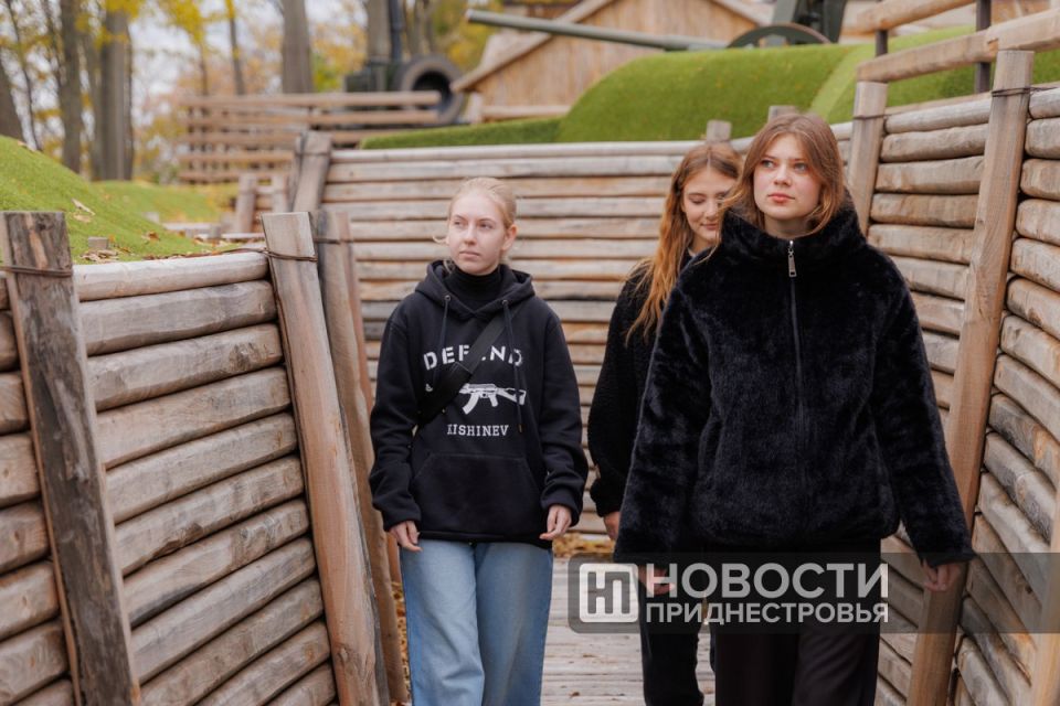 В первый день каникул рыбницкие одиннадцатиклассники побывали в тираспольском Историко-краеведческом музее, музее ретроавтомобилей и военной техники, а также Партизанской деревне В первый день каникул рыбницкие одиннадцатиклассники побывали в тираспольском Историко-краеведческом музее, музее ретроавтомобилей и военной техники, а также Партизанской деревне