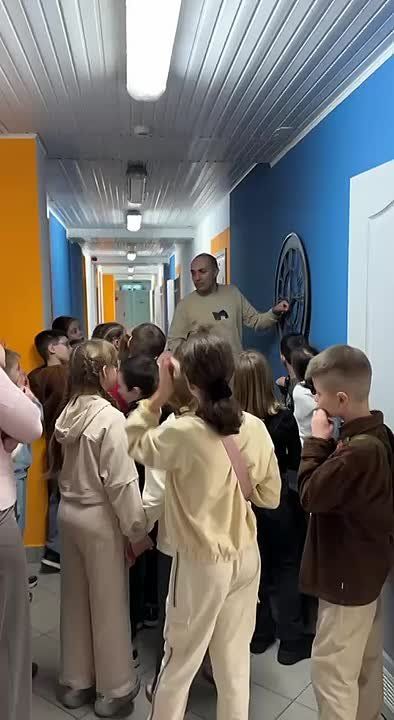 В первый день каникул школьники пришли на экскурсию на ТСВ