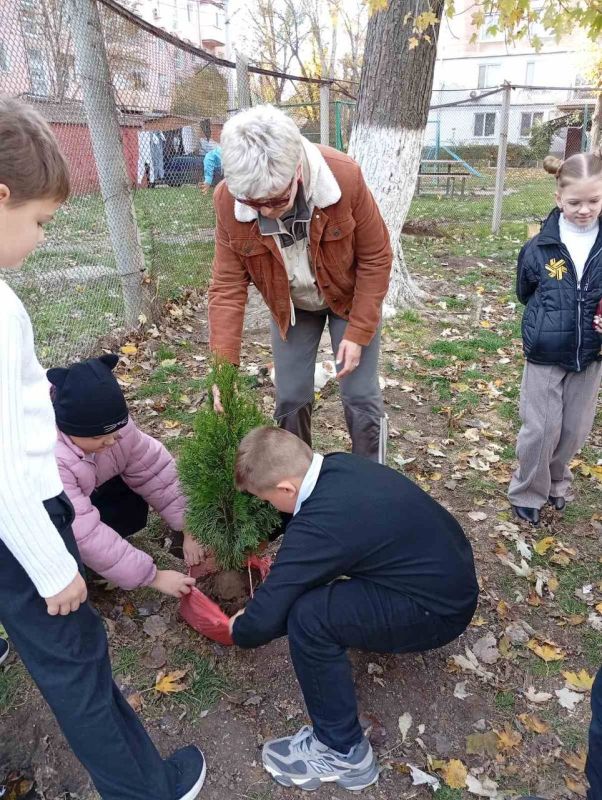 Живая память о детстве. Ученики 2–4 классов МОУ «Бендерская гимназия № 2» присоединились к акции первоклассников «Посади дерево» Живая память о детстве. Ученики 2–4 классов МОУ «Бендерская гимназия № 2» присоединились к акции первоклассников «Посади дерево»