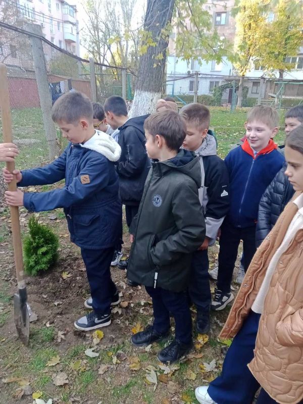 Живая память о детстве. Ученики 2–4 классов МОУ «Бендерская гимназия № 2» присоединились к акции первоклассников «Посади дерево» Живая память о детстве. Ученики 2–4 классов МОУ «Бендерская гимназия № 2» присоединились к акции первоклассников «Посади дерево»