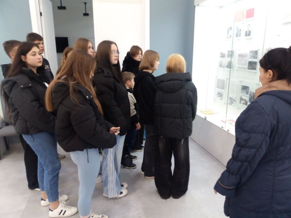 Рыбницкие школьники вместе с журналистами газеты «Приднестровье» посетили Историко-краеведческий музей в столице, посмотрели музей ретроавтомобилей и Партизанскую деревню Рыбницкие школьники вместе с журналистами газеты «Приднестровье» посетили Историко-краеведческий музей в столице, посмотрели музей ретроавтомобилей и Партизанскую деревню