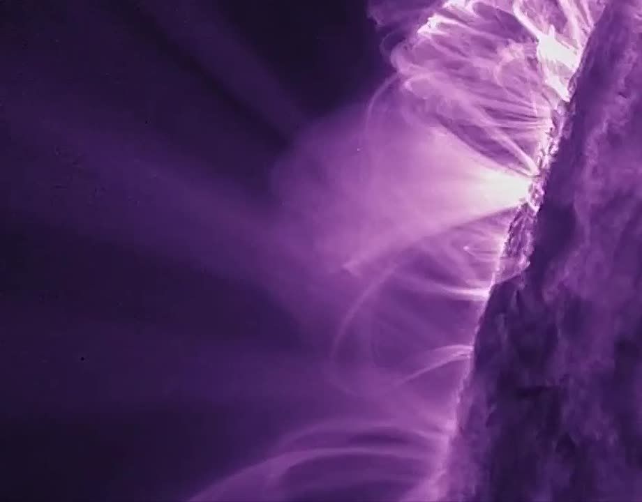 Активный центр, вспышки из которого уже на этой неделе могут начать влиять на Землю, полностью вышел на видимую сторону Солнца