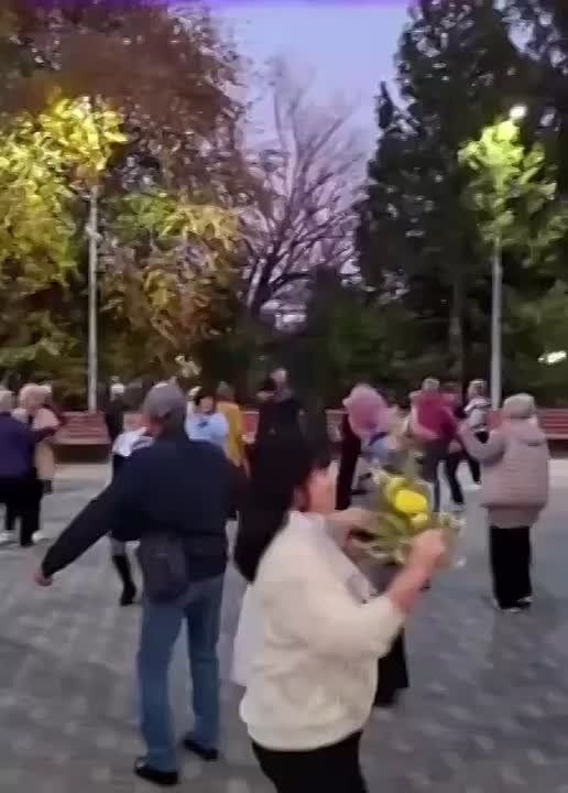 Рыбничане активного возраста успели поймать последние тёплые выходные этой осени и устроили танцевальный вечер