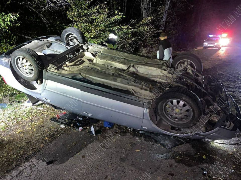 Водитель на «Фольксвагене» двигался из Кицкан, не учёл безопасную скорость движения, потерял контроль над транспортным средством, из-за чего автомобиль выехал за пределы проезжей части, совершил наезд на земляной бугор и...