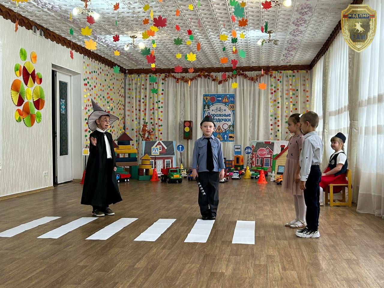 Дошколята в рядах ЮИД. Воспитанники пяти столичных детских садов 4 ноября приняли участие в конкурсе агитбригад «Дружная семья ЮИД на страже ПДД стоит!» Дошколята в рядах ЮИД. Воспитанники пяти столичных детских садов 4 ноября приняли участие в конкурсе агитбригад «Дружная семья ЮИД на страже ПДД стоит!»