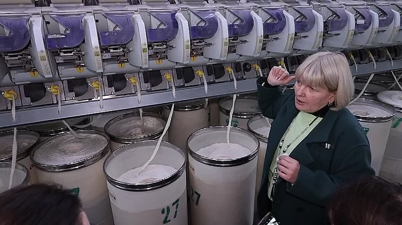 Комиссия «Приднестровского качества» фотографирует, как на «Тиротексе» современные прядильные машины превращают мягкий хлопок в прочную нить, из которой делают ткань для постельных комплектов