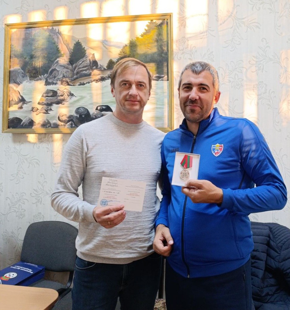 Футболисты и тренеры рыбницкой «Искры» получили государственные награды Футболисты и тренеры рыбницкой «Искры» получили государственные награды