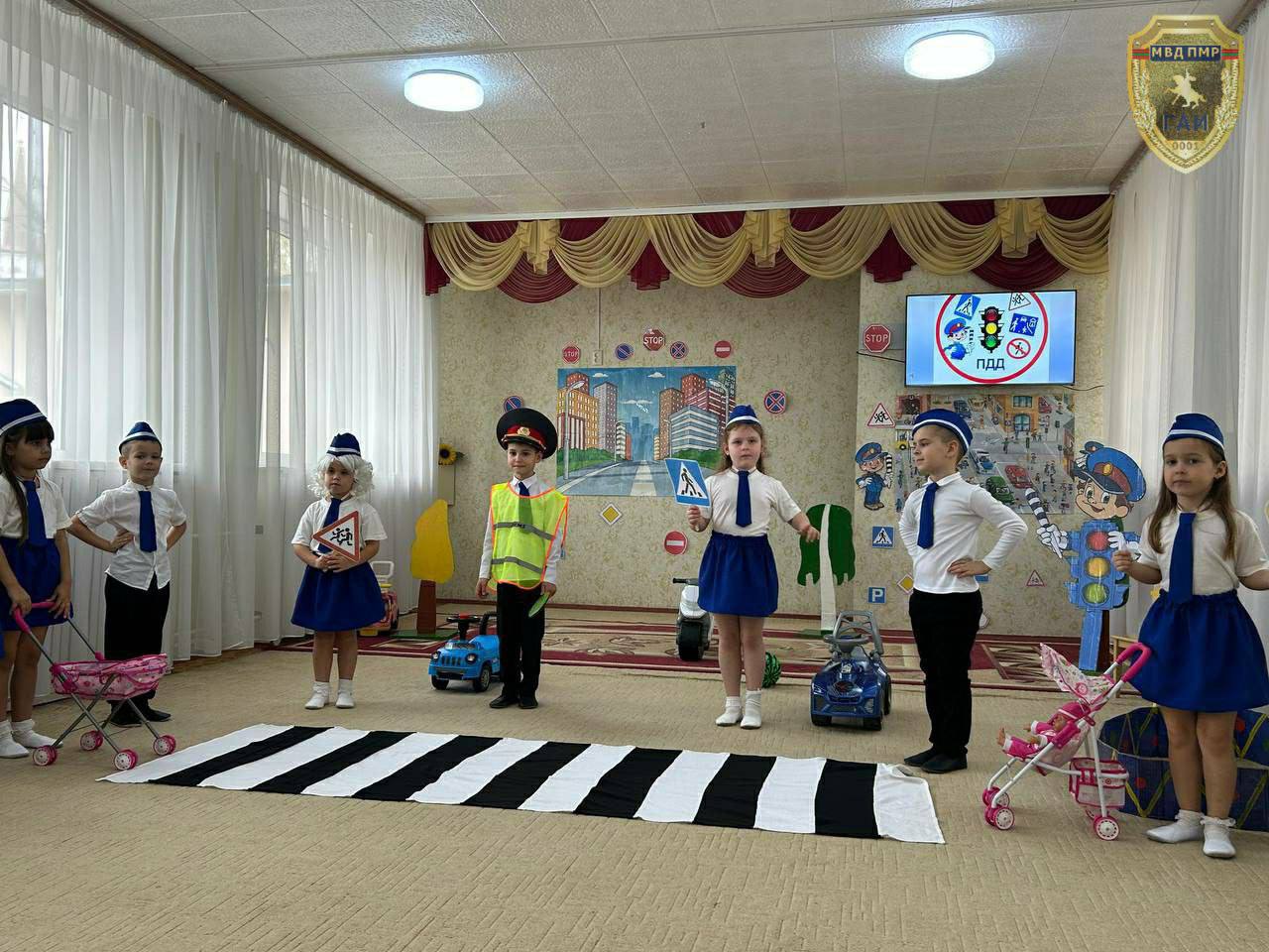 Дошколята в рядах ЮИД. Воспитанники пяти столичных детских садов 4 ноября приняли участие в конкурсе агитбригад «Дружная семья ЮИД на страже ПДД стоит!» Дошколята в рядах ЮИД. Воспитанники пяти столичных детских садов 4 ноября приняли участие в конкурсе агитбригад «Дружная семья ЮИД на страже ПДД стоит!»