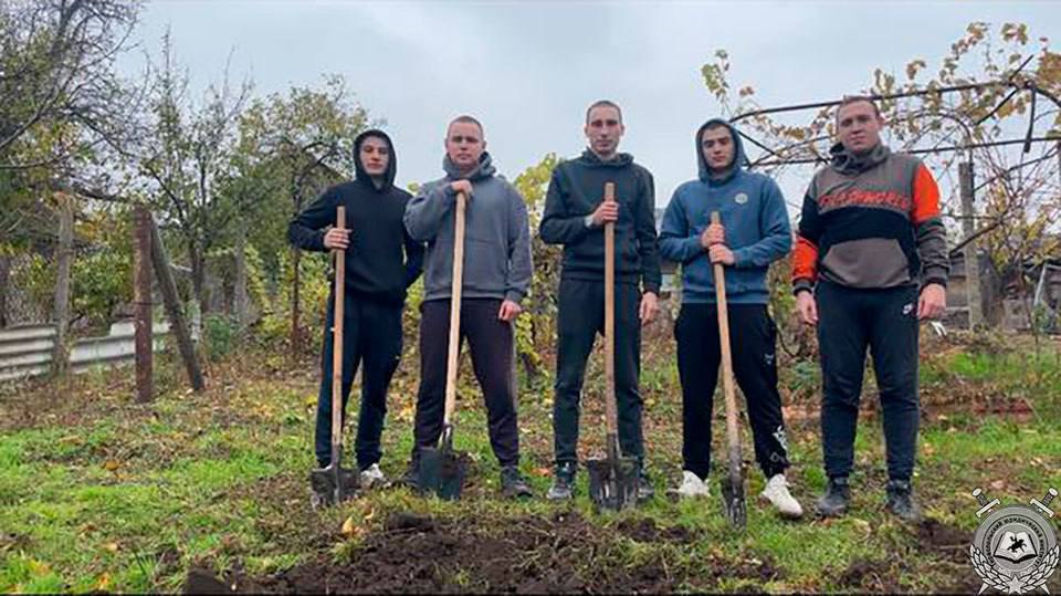 В гостях у ветерана. Многолетнюю традицию поддерживать ветеранов продолжают курсанты Тираспольского юридического института МВД ПМР им. М.И. Кутузова В гостях у ветерана. Многолетнюю традицию поддерживать ветеранов продолжают курсанты Тираспольского юридического института МВД ПМР им. М.И. Кутузова