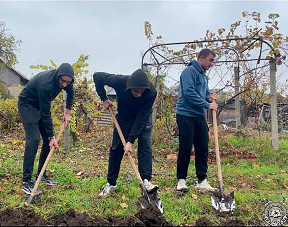 В гостях у ветерана. Многолетнюю традицию поддерживать ветеранов продолжают курсанты Тираспольского юридического института МВД ПМР им. М.И. Кутузова В гостях у ветерана. Многолетнюю традицию поддерживать ветеранов продолжают курсанты Тираспольского юридического института МВД ПМР им. М.И. Кутузова