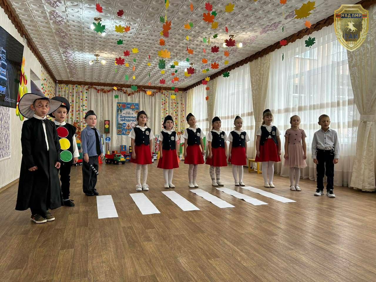 Дошколята в рядах ЮИД. Воспитанники пяти столичных детских садов 4 ноября приняли участие в конкурсе агитбригад «Дружная семья ЮИД на страже ПДД стоит!» Дошколята в рядах ЮИД. Воспитанники пяти столичных детских садов 4 ноября приняли участие в конкурсе агитбригад «Дружная семья ЮИД на страже ПДД стоит!»