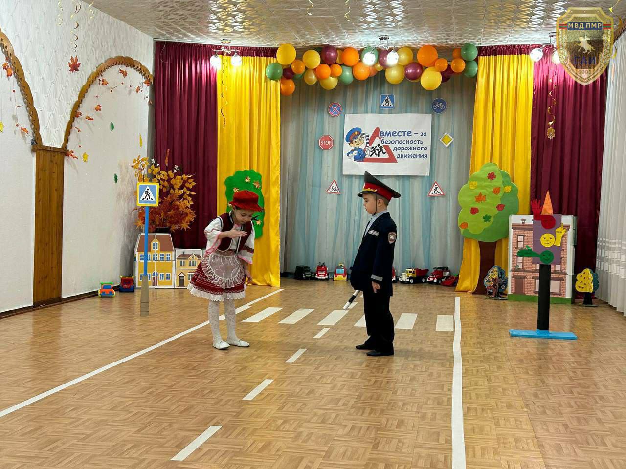 Дошколята в рядах ЮИД. Воспитанники пяти столичных детских садов 4 ноября приняли участие в конкурсе агитбригад «Дружная семья ЮИД на страже ПДД стоит!» Дошколята в рядах ЮИД. Воспитанники пяти столичных детских садов 4 ноября приняли участие в конкурсе агитбригад «Дружная семья ЮИД на страже ПДД стоит!»
