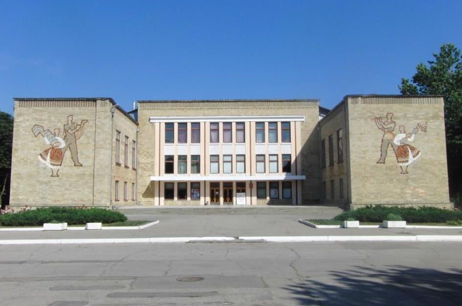 4 ноября 1955 года в СССР приняли постановление «Об устранении излишеств в проектировании и строительстве», что положило конец эпохе сталинского ампира 4 ноября 1955 года в СССР приняли постановление «Об устранении излишеств в проектировании и строительстве», что положило конец эпохе сталинского ампира