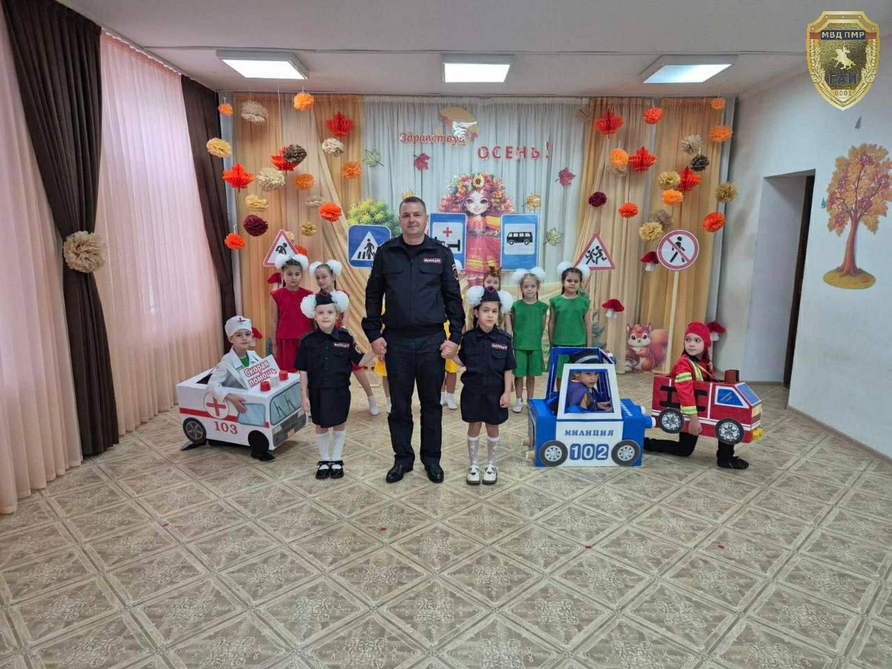 Дошколята в рядах ЮИД. Воспитанники пяти столичных детских садов 4 ноября приняли участие в конкурсе агитбригад «Дружная семья ЮИД на страже ПДД стоит!» Дошколята в рядах ЮИД. Воспитанники пяти столичных детских садов 4 ноября приняли участие в конкурсе агитбригад «Дружная семья ЮИД на страже ПДД стоит!»