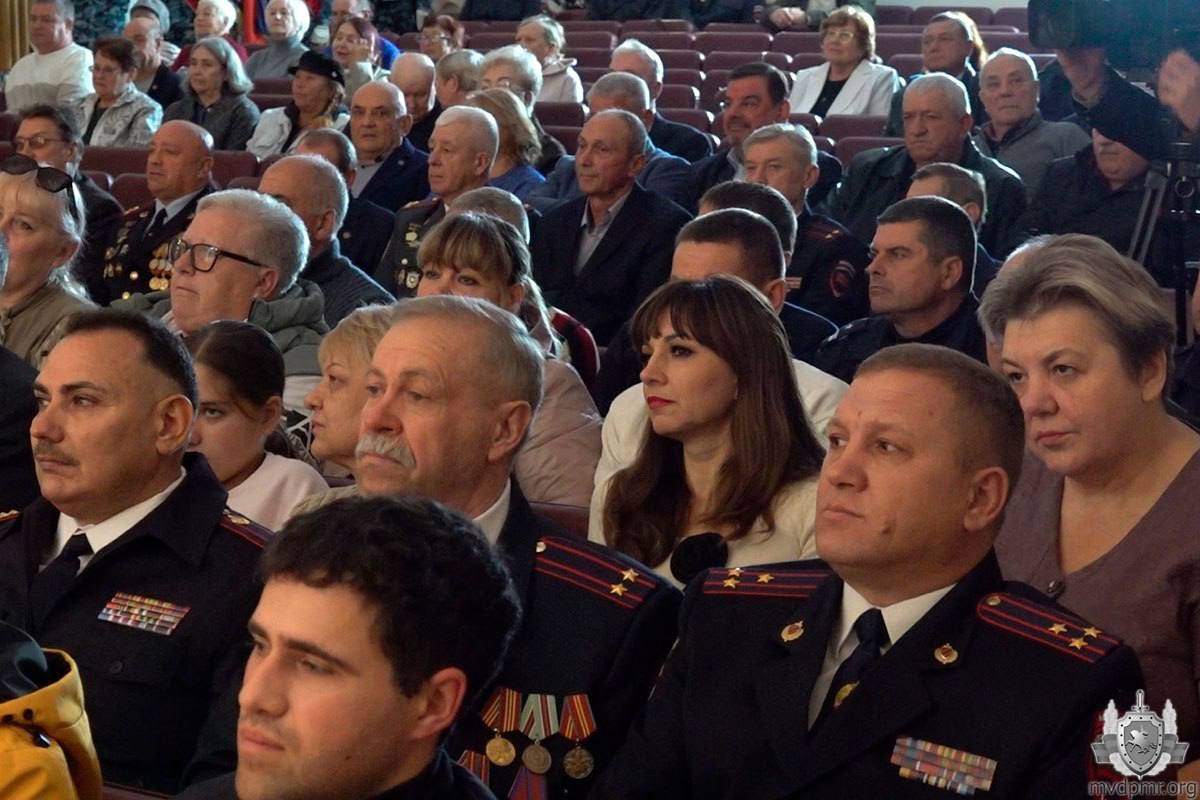 Знамя для ветеранов ОВД. Во Доме народных традиций и ремёсел в столице 5 ноября состоялось торжественное мероприятие, приуроченное ко Дню милиции и отчётному собранию общественной организации «Союз защиты прав ветеранов... Знамя для ветеранов ОВД. Во Доме народных традиций и ремёсел в столице 5 ноября состоялось торжественное мероприятие, приуроченное ко Дню милиции и отчётному собранию общественной организации «Союз защиты прав ветеранов...