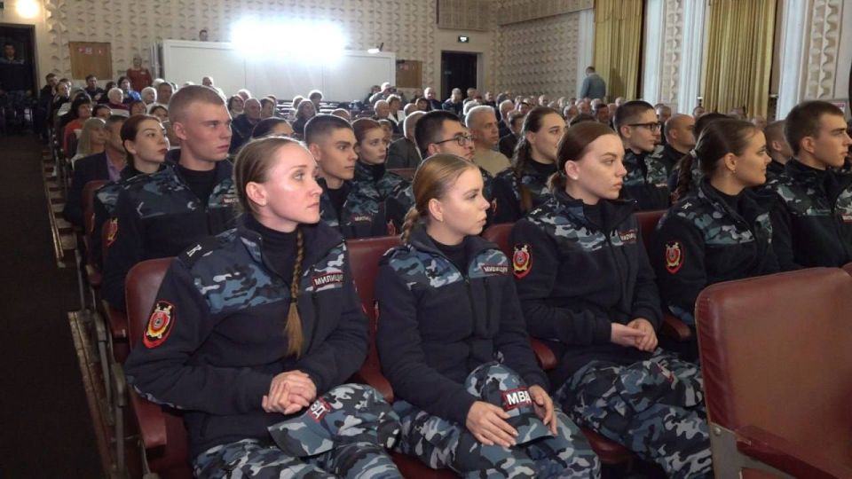 Знамя для ветеранов ОВД. Во Доме народных традиций и ремёсел в столице 5 ноября состоялось торжественное мероприятие, приуроченное ко Дню милиции и отчётному собранию общественной организации «Союз защиты прав ветеранов... Знамя для ветеранов ОВД. Во Доме народных традиций и ремёсел в столице 5 ноября состоялось торжественное мероприятие, приуроченное ко Дню милиции и отчётному собранию общественной организации «Союз защиты прав ветеранов...