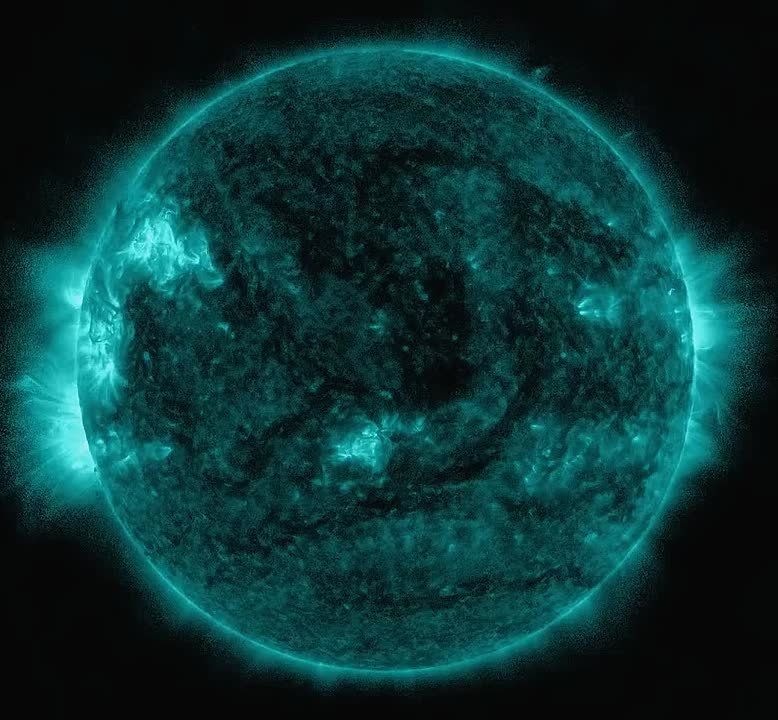 На Солнце зафиксированы 3 мощные вспышки, которые могут повлиять на Землю