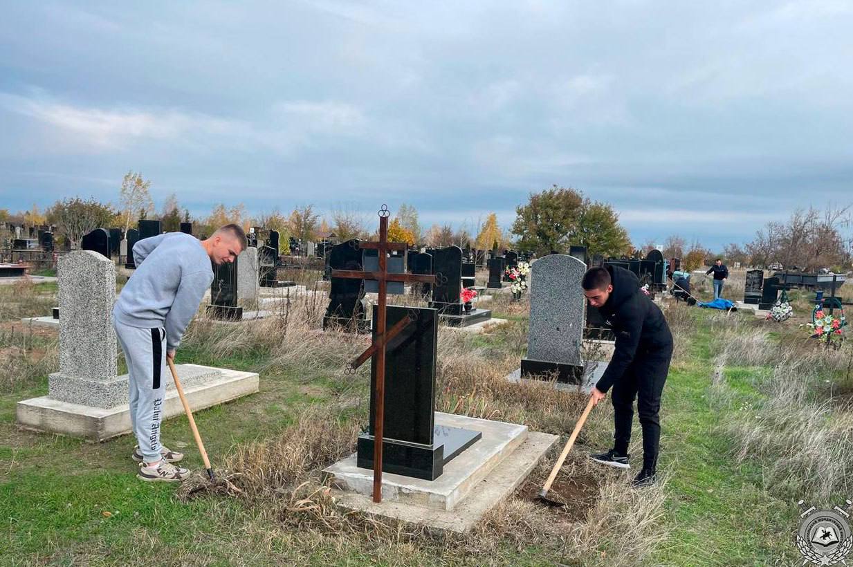 Курсанты ТЮИ навели порядок на могилах ветеранов Великой Отечественной на Западном в Тирасполе Курсанты ТЮИ навели порядок на могилах ветеранов Великой Отечественной на Западном в Тирасполе