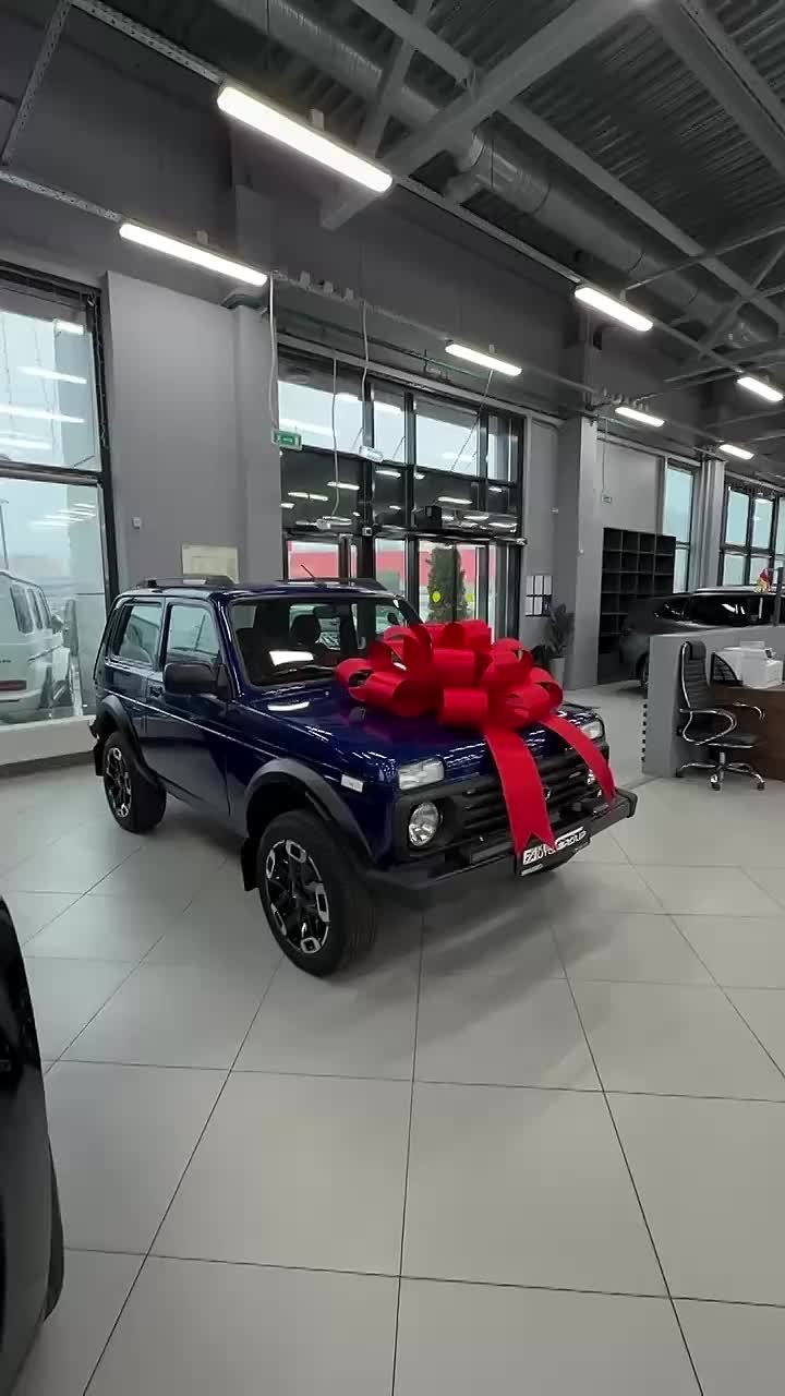 Новые «Нивы» ломаются прямо в автосалоне: у машины, которая проехала всего 30 километров, антифриз потёк прямо в дилерском центре