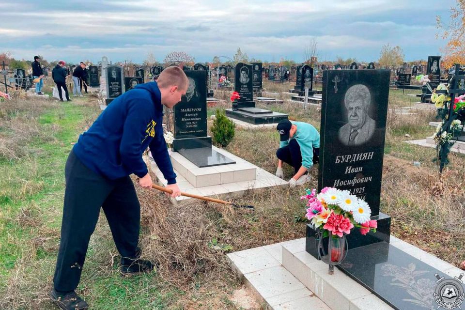 Курсанты ТЮИ навели порядок на могилах ветеранов Великой Отечественной на Западном в Тирасполе