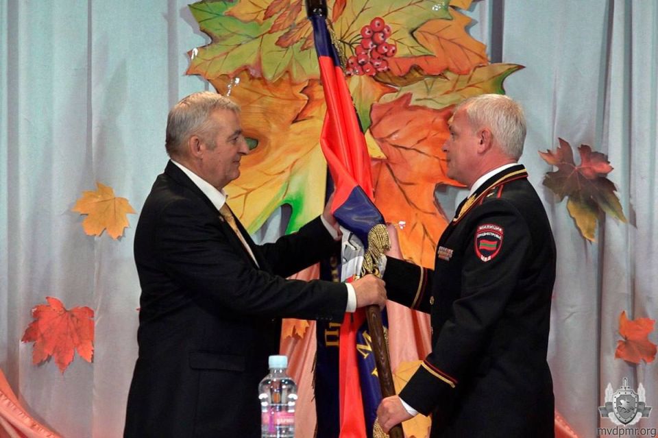 Знамя для ветеранов ОВД. Во Доме народных традиций и ремёсел в столице 5 ноября состоялось торжественное мероприятие, приуроченное ко Дню милиции и отчётному собранию общественной организации «Союз защиты прав ветеранов... Знамя для ветеранов ОВД. Во Доме народных традиций и ремёсел в столице 5 ноября состоялось торжественное мероприятие, приуроченное ко Дню милиции и отчётному собранию общественной организации «Союз защиты прав ветеранов...