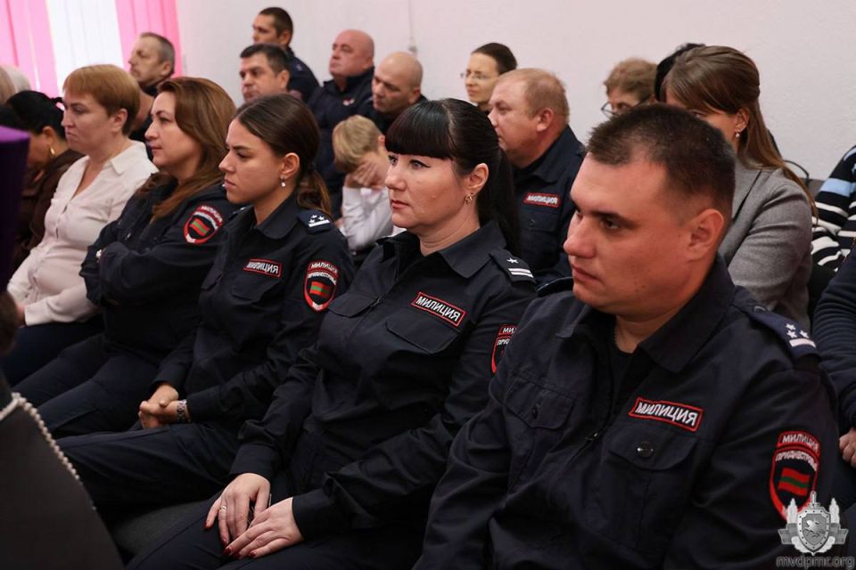 С праздником, милиционеры! С праздником, наставники и воспитатели! С праздником, милиционеры! С праздником, наставники и воспитатели!