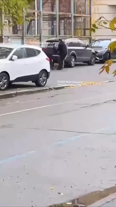 В Киеве ТЦК забрали учителя физкультуры прямо с урока — на глазах у школьников, — украинские СМИ