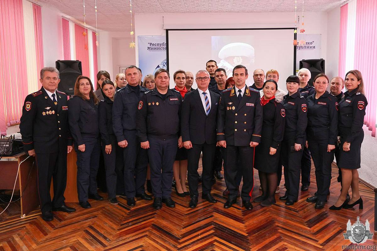 С праздником, милиционеры! С праздником, наставники и воспитатели! С праздником, милиционеры! С праздником, наставники и воспитатели!