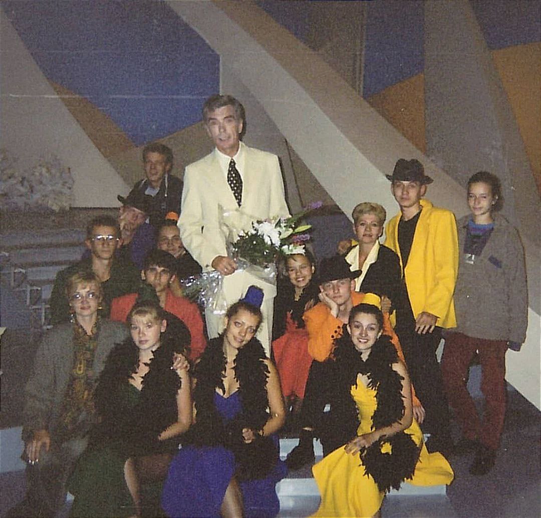 Юрий Николаев позирует с танцевальным ансамблем «Альянс» из Бендер