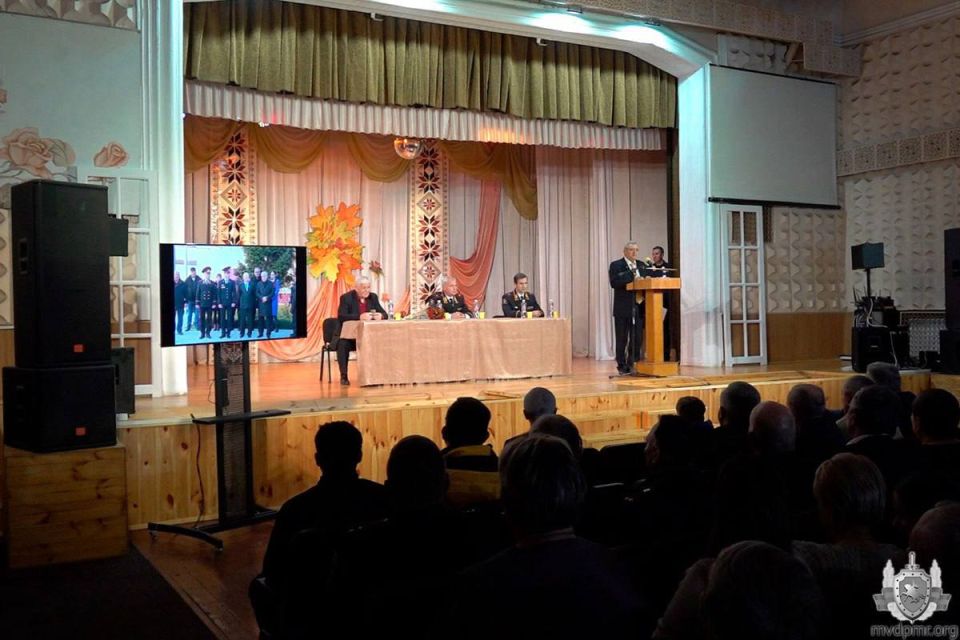 Знамя для ветеранов ОВД. Во Доме народных традиций и ремёсел в столице 5 ноября состоялось торжественное мероприятие, приуроченное ко Дню милиции и отчётному собранию общественной организации «Союз защиты прав ветеранов...