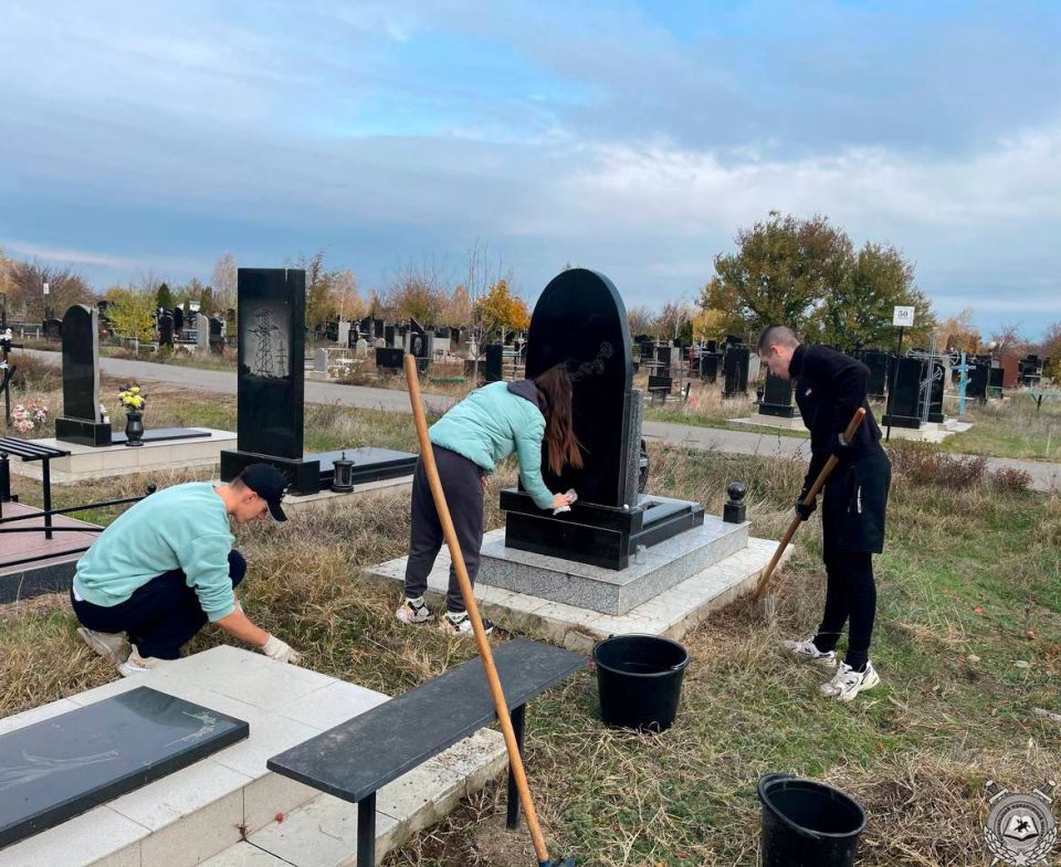 Чтим и помним!. В преддверии Дня милиции, 4 ноября, курсанты Тираспольского юридического института МВД ПМР провели традиционную акцию памяти: навели порядок на могилах ветеранов Великой Отечественной войны на кладбище... Чтим и помним!. В преддверии Дня милиции, 4 ноября, курсанты Тираспольского юридического института МВД ПМР провели традиционную акцию памяти: навели порядок на могилах ветеранов Великой Отечественной войны на кладбище...