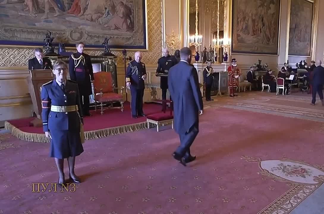 Дэвид Бэкхем стал сэром. Король Великобритании Карл посвятил его в рыцари