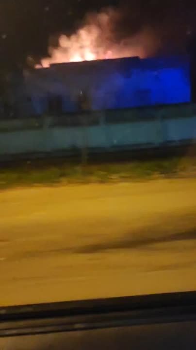 В Дубоссарах горел склад. Об этом накануне в пожарную часть, примерно в 10 вечера, сообщили очевидцы
