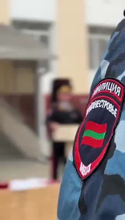 Милиционеры выстроились перед УВД в центре Тирасполя в честь 34-й годовщины образования милиции в Приднестровье