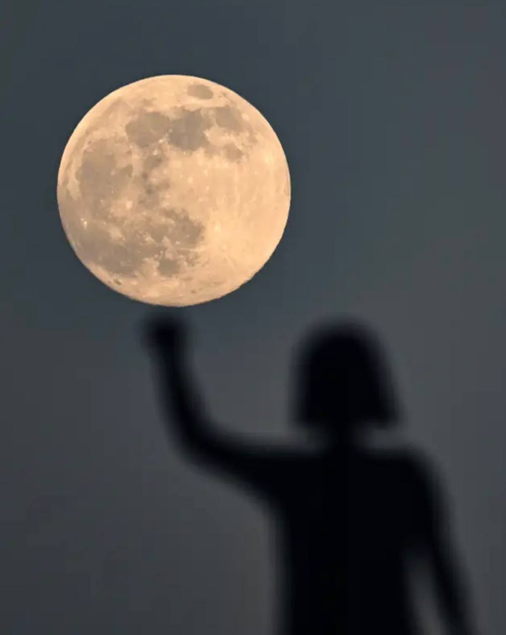 Этой ночью из разных уголков мира можно было наблюдать суперлуние - самое яркое в 2025 году: «Луна находилась в точке максимального сближения с Землей, выглядела на 7,9% больше и светила на 16% ярче обычного» Этой ночью из разных уголков мира можно было наблюдать суперлуние - самое яркое в 2025 году: «Луна находилась в точке максимального сближения с Землей, выглядела на 7,9% больше и светила на 16% ярче обычного»