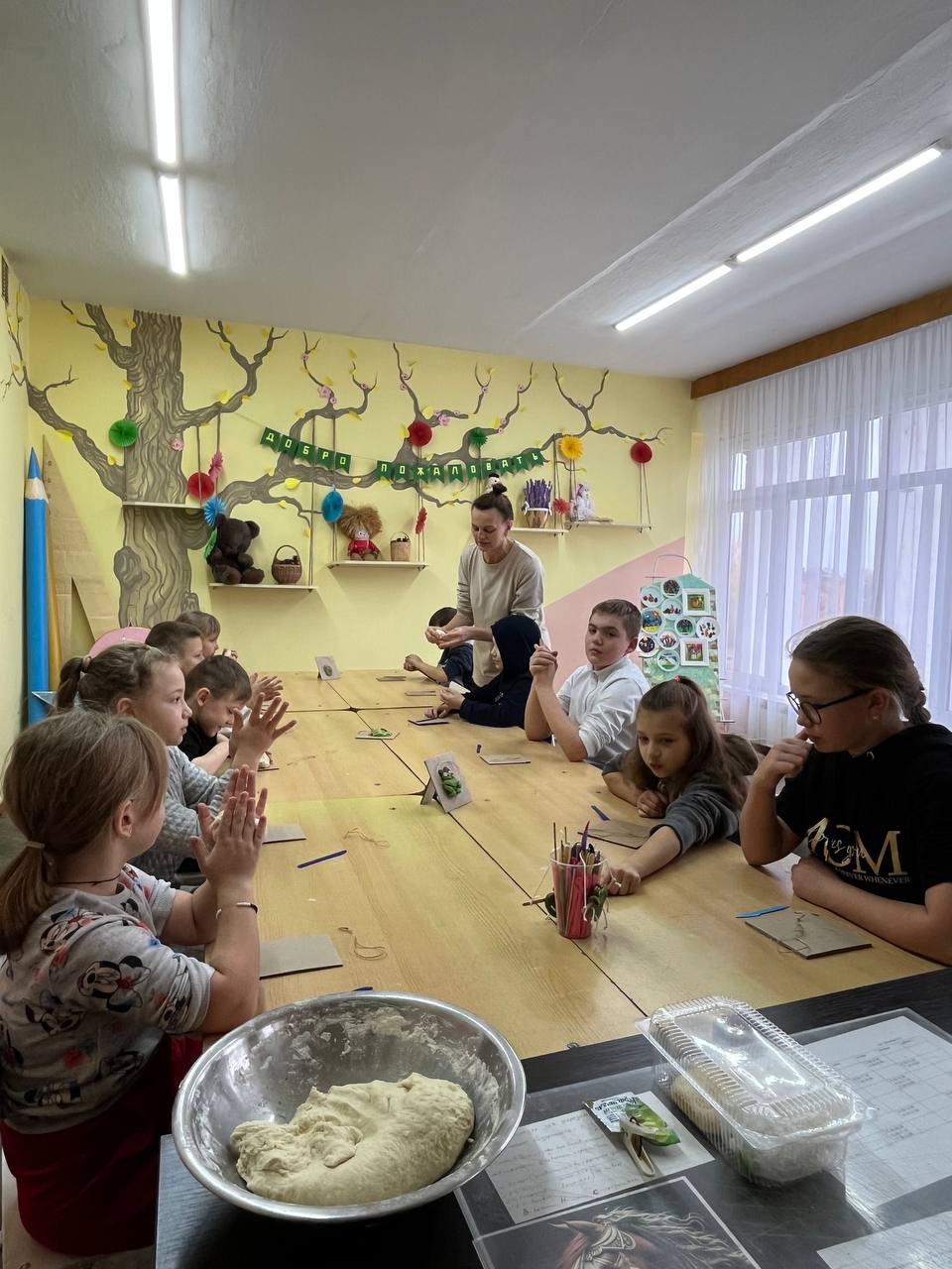 В ДДЮТ организовали детский лагерь на время каникул. Сегодня для ребят провели творческое занятие: дети вырезали и лепили поделки из пластилина В ДДЮТ организовали детский лагерь на время каникул. Сегодня для ребят провели творческое занятие: дети вырезали и лепили поделки из пластилина