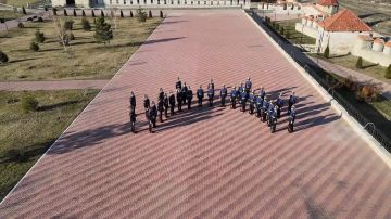 Спина, как натянутая струна, чёткий выход, строгое соблюдение интервалов и дистанций