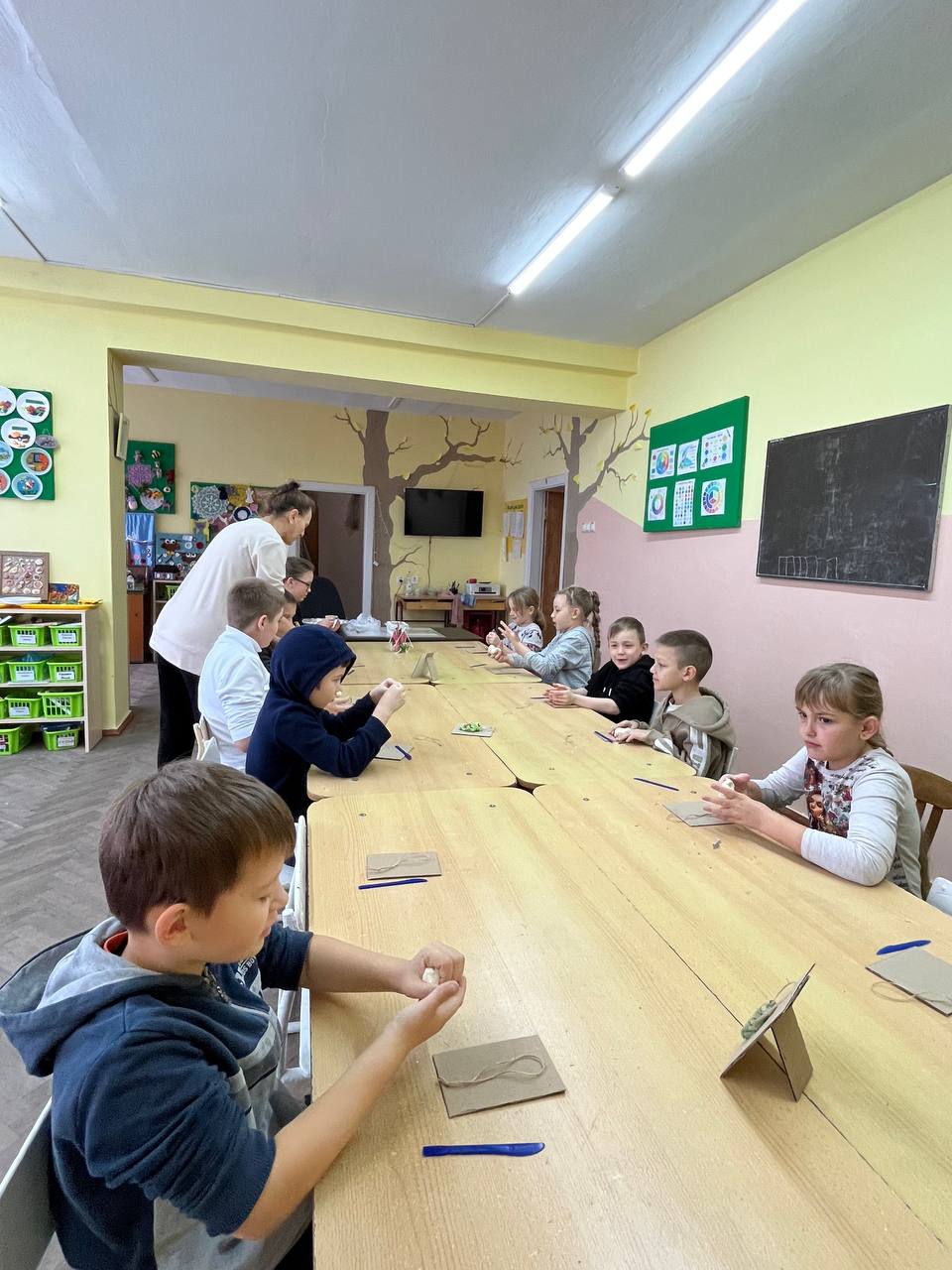 В ДДЮТ организовали детский лагерь на время каникул. Сегодня для ребят провели творческое занятие: дети вырезали и лепили поделки из пластилина В ДДЮТ организовали детский лагерь на время каникул. Сегодня для ребят провели творческое занятие: дети вырезали и лепили поделки из пластилина