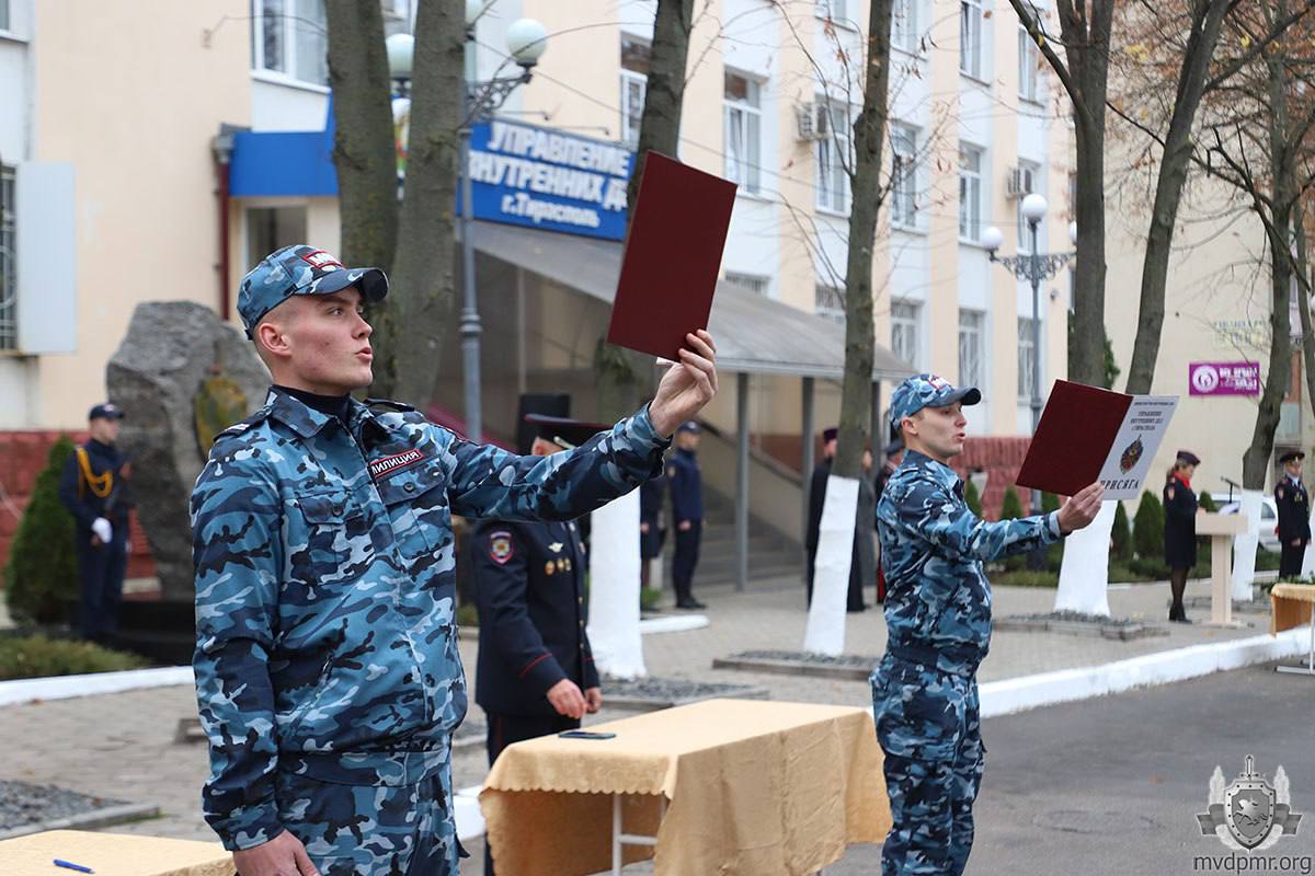 Верность присяге. В преддверии Дня милиции, 6 ноября, в столичном УВД состоялась церемония приведения к присяге сотрудников, впервые принятых на службу в органы внутренних дел ПМР Верность присяге. В преддверии Дня милиции, 6 ноября, в столичном УВД состоялась церемония приведения к присяге сотрудников, впервые принятых на службу в органы внутренних дел ПМР