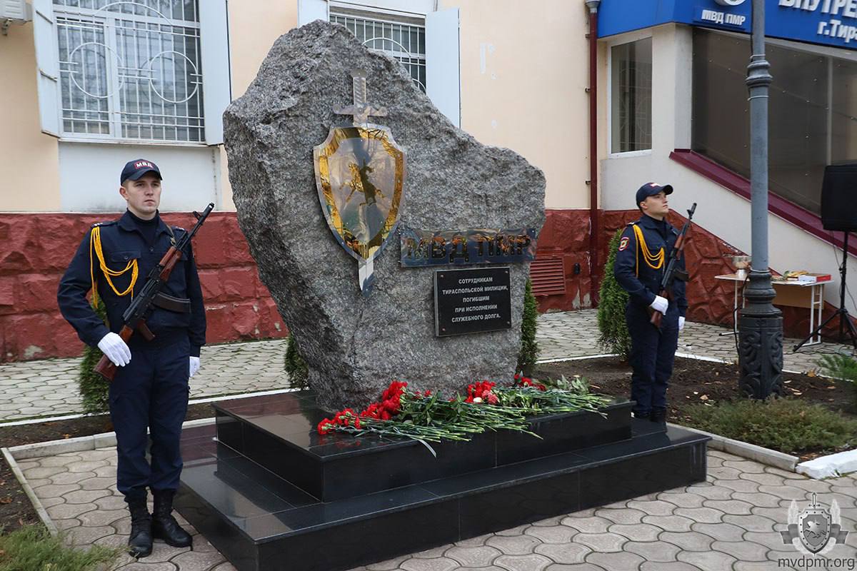 Верность присяге. В преддверии Дня милиции, 6 ноября, в столичном УВД состоялась церемония приведения к присяге сотрудников, впервые принятых на службу в органы внутренних дел ПМР Верность присяге. В преддверии Дня милиции, 6 ноября, в столичном УВД состоялась церемония приведения к присяге сотрудников, впервые принятых на службу в органы внутренних дел ПМР