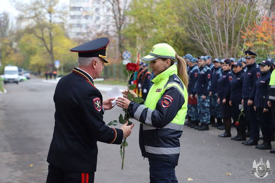 Верность присяге. В преддверии Дня милиции, 6 ноября, в столичном УВД состоялась церемония приведения к присяге сотрудников, впервые принятых на службу в органы внутренних дел ПМР Верность присяге. В преддверии Дня милиции, 6 ноября, в столичном УВД состоялась церемония приведения к присяге сотрудников, впервые принятых на службу в органы внутренних дел ПМР