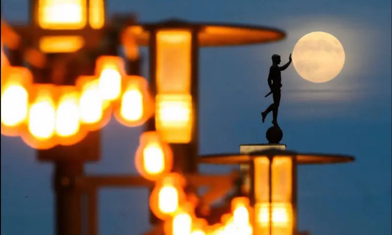 Этой ночью из разных уголков мира можно было наблюдать суперлуние - самое яркое в 2025 году: «Луна находилась в точке максимального сближения с Землей, выглядела на 7,9% больше и светила на 16% ярче обычного» Этой ночью из разных уголков мира можно было наблюдать суперлуние - самое яркое в 2025 году: «Луна находилась в точке максимального сближения с Землей, выглядела на 7,9% больше и светила на 16% ярче обычного»