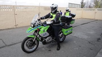 Оказывается ДПС тоже катается на БМВ - на таких мотоциклах сотрудники ловят мотоциклистов-нарушителей, сопровождают иностранных послов и автобусы футбольных клубов