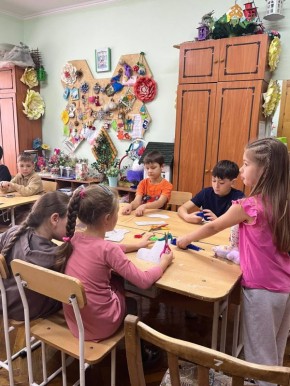 В ДДЮТ организовали детский лагерь на время каникул. Сегодня для ребят провели творческое занятие: дети вырезали и лепили поделки из пластилина
